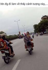 Hình ảnh cháu bé (áo vàng) nghi là cháu Nghĩa, đang bị 2 người chở đi bằng xe máy tại khu vực Sài Đồng, Long Biên, Hà Nội mà người dân cung cấp cho gia đình cháu Nghĩa.
