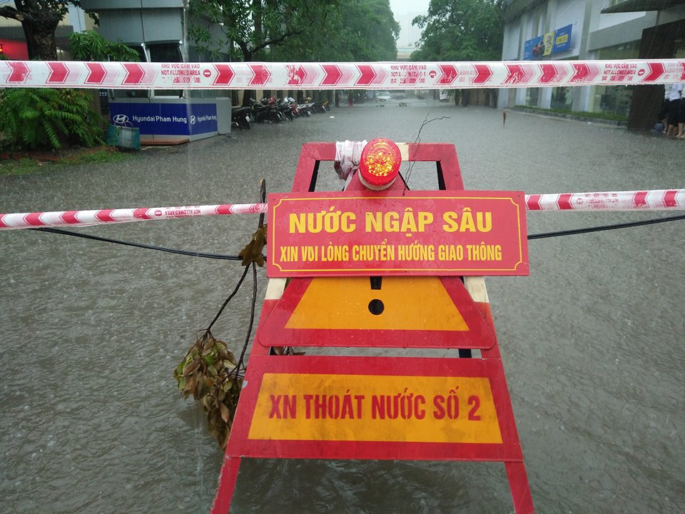 Khu vực trước cổng Viện 198 đầu đường Phạm Hùng cấm xe vào do nước ngập sâu