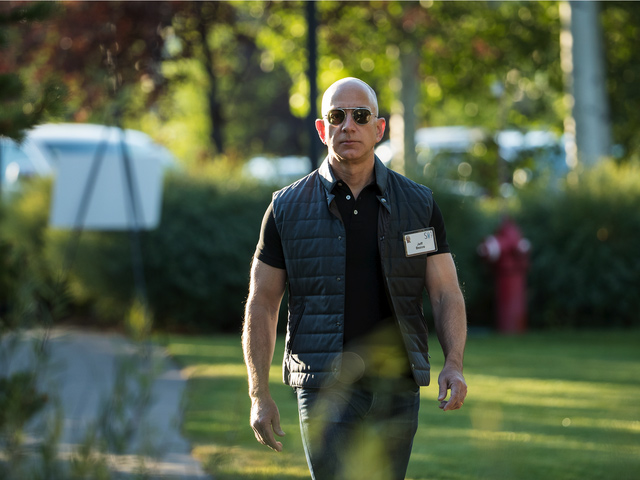Jeff Bezos chỉ giữ vị trí giàu nhất thế giới chỉ trong vòng 4 giờ