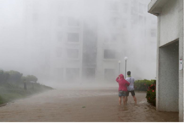 Nhiều ngôi nhà sụp đổ do siêu bão đổ bộ,m tàn phá