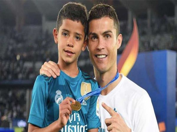 Bóng đá Anh tối 31/3: Ronaldo nhận lời thỉnh cầu từ con trai