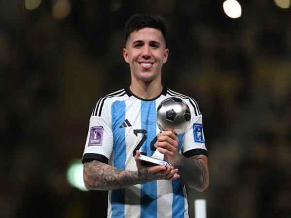 Cakhia tv đưa tin- Fernandez nhận giải thưởng “ Cầu thủ trẻ xuất sắc nhất màu giải”